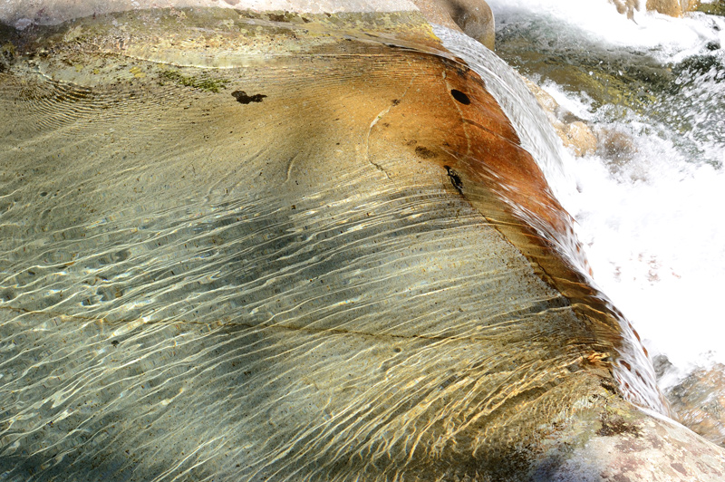 鉄砲石川の岩盤を滑る水
